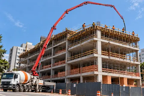 Bomba-lança concretando edifício